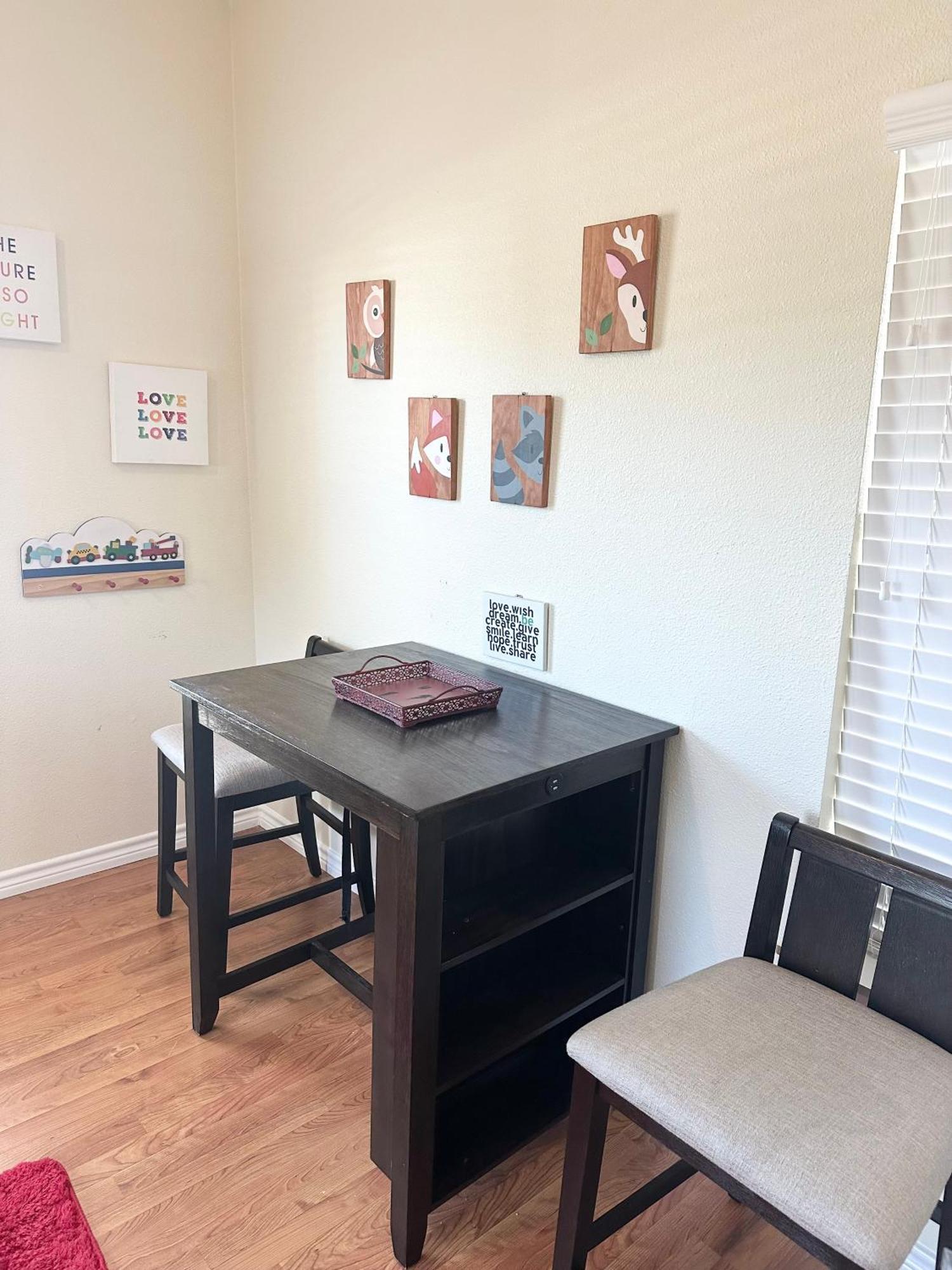 Minutes To Riverwalk, Sleeps 12, Pets Welcome! Holiday home San Antonio