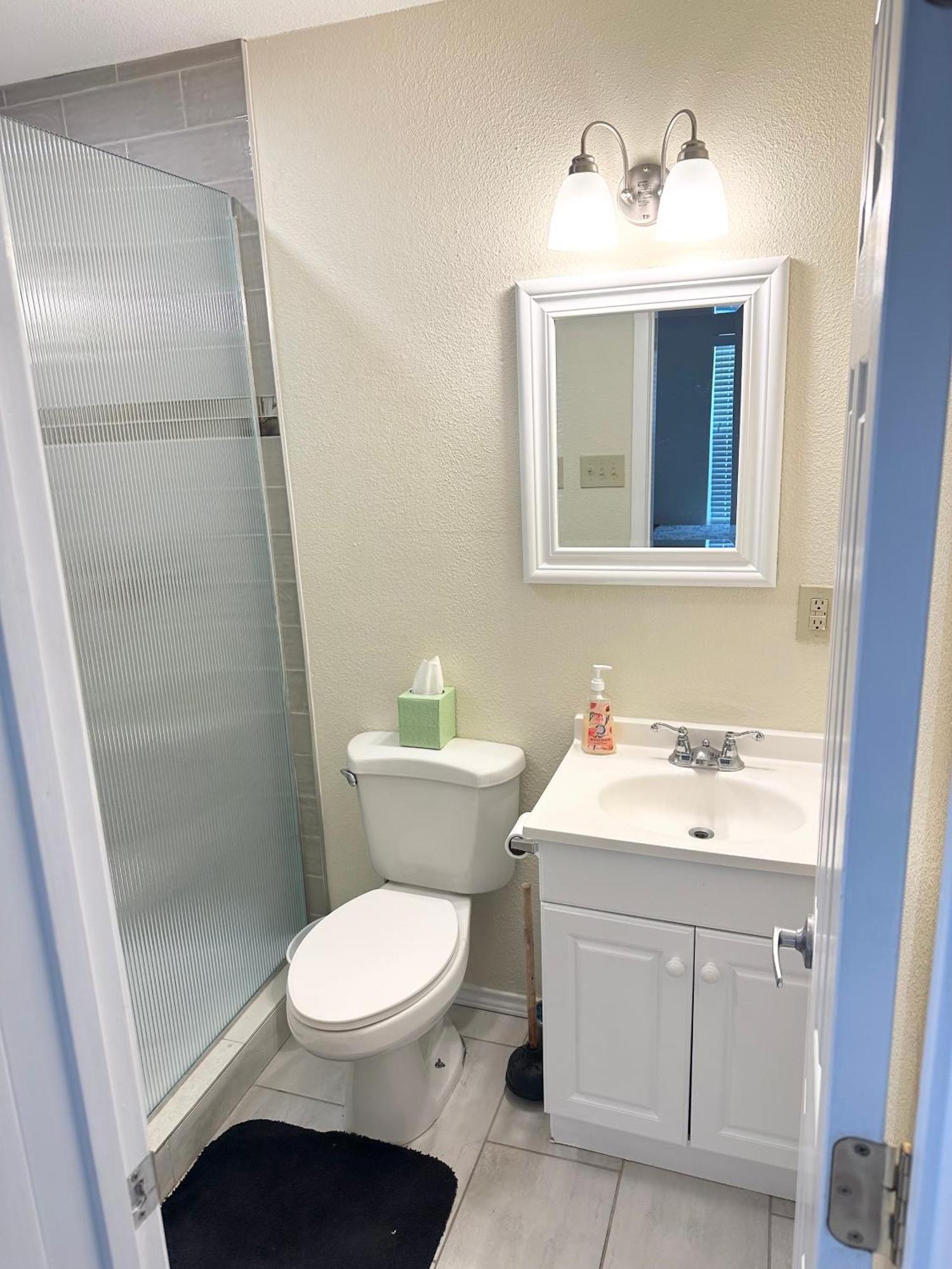 Minutes To Riverwalk, Sleeps 12, Pets Welcome! Holiday home